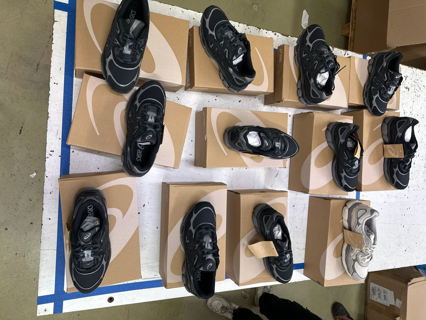 Pallet includes Branded Shoes (LS-0014)-4