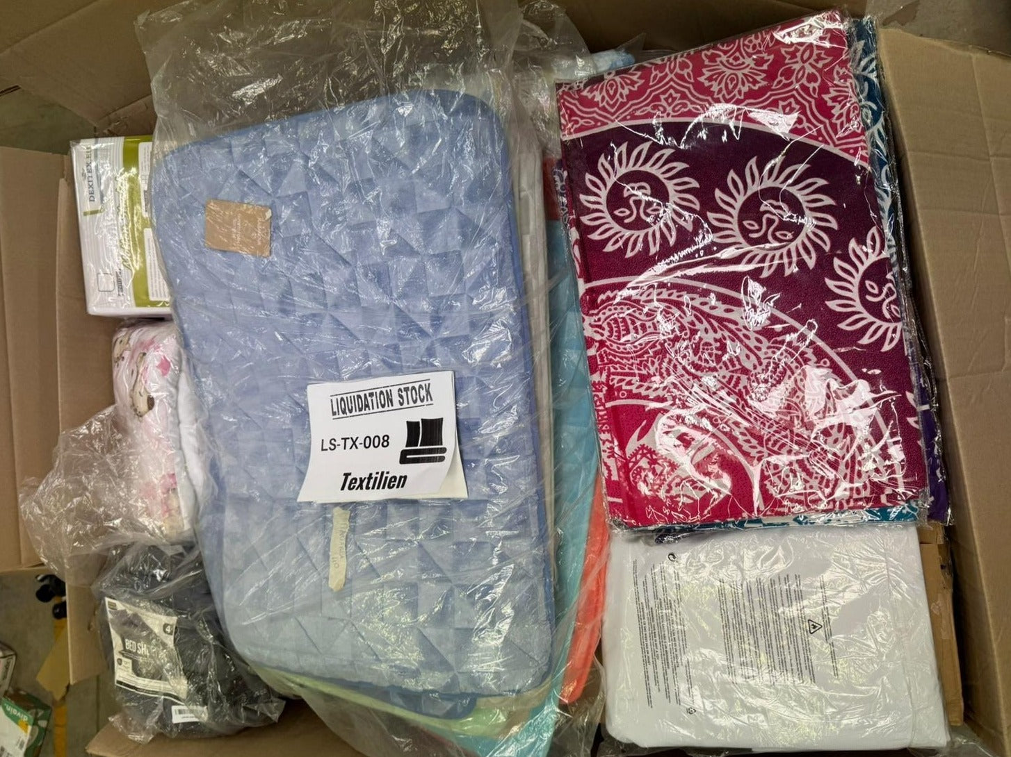 Pallet includes Textiles items (LS-TX-008)-4